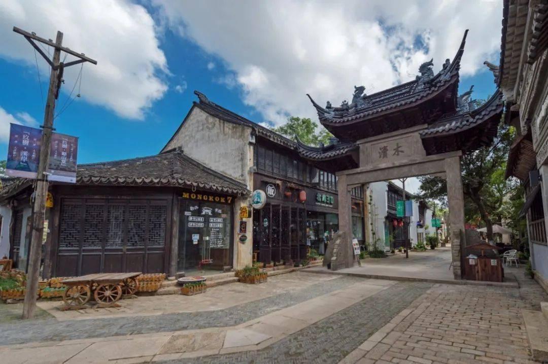 逃离废弃高校